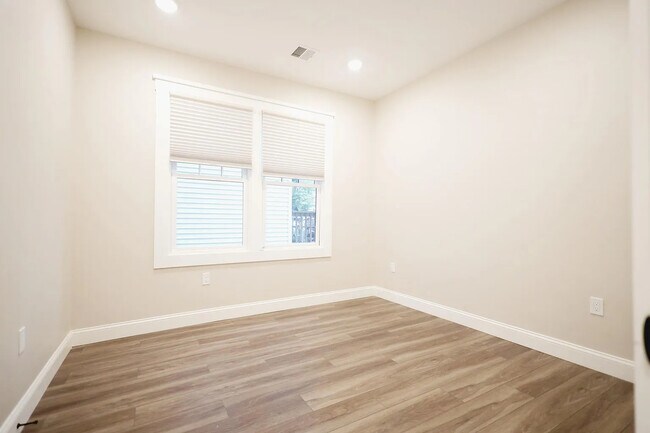 Building Photo - 701 E 2nd St