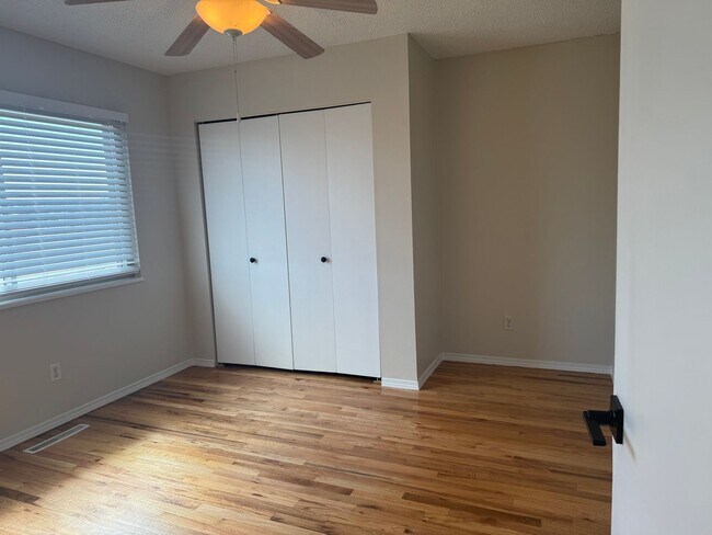 Building Photo - 5 bedroom, 3 bath, 2 car on acreage near t...