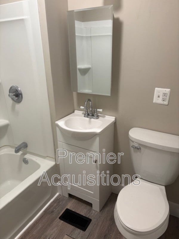 Building Photo - 404 E 8th St