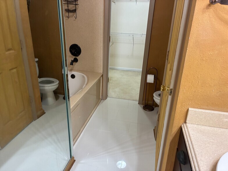 Building Photo - Room in House on Klondike River Rd