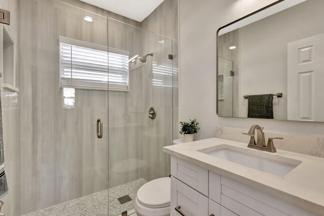 Building Photo - 1335 Lee St