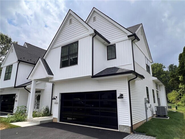 Building Photo - 5064 E Valley Rd