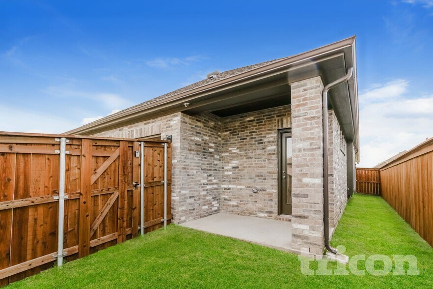 Building Photo - 8005 Brookhaven Dr