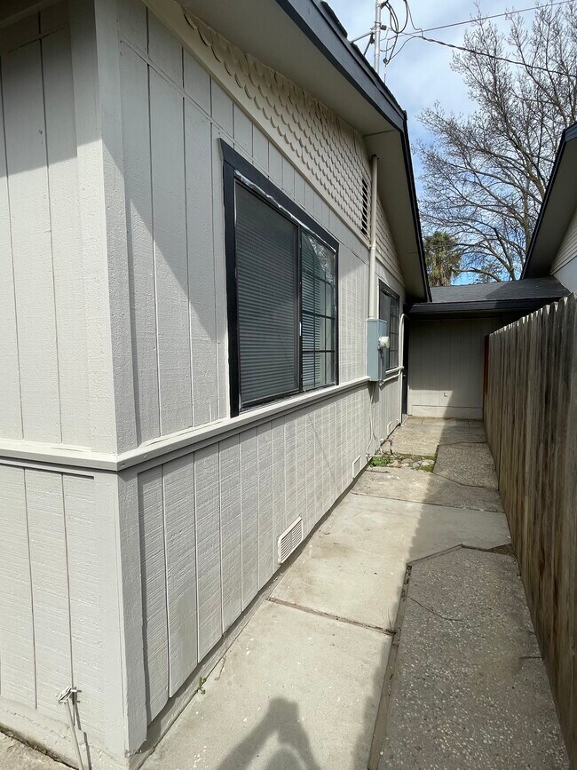 Building Photo - 817 Lake Ave