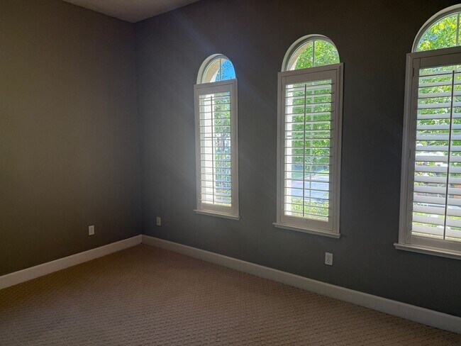 Building Photo - 5221 Clearly Ln