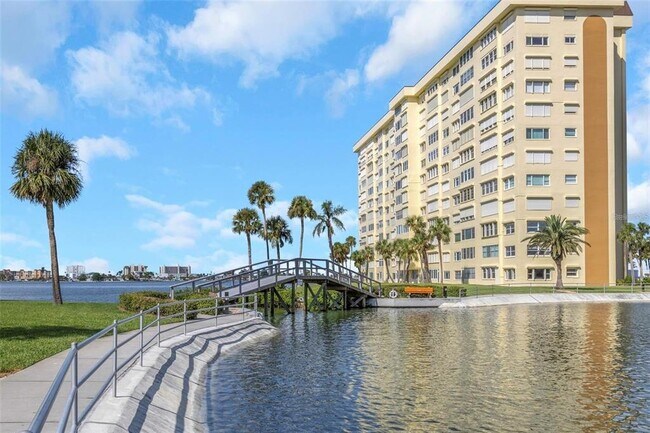 Building Photo - 4700 Cove Cir
