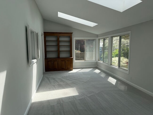 Building Photo - Lovely Home In Sought After Westmoreland Hills
