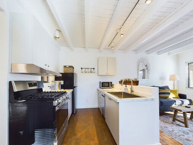 Building Photo - Beautiful Condo Available Now!