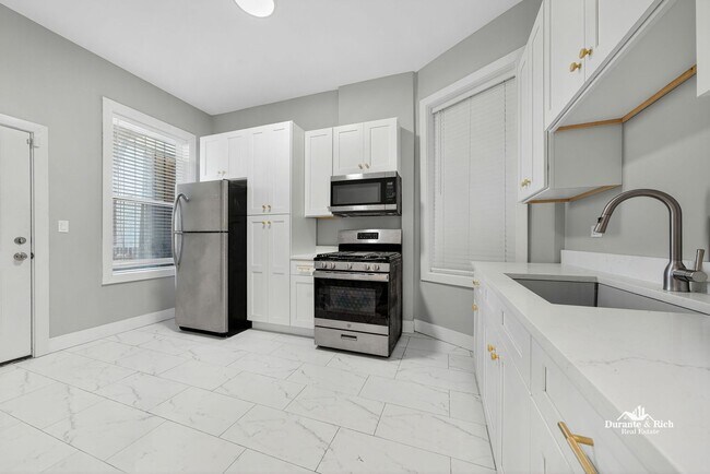 Building Photo - Gorgeous Lawndale 2 Bedroom Has it All