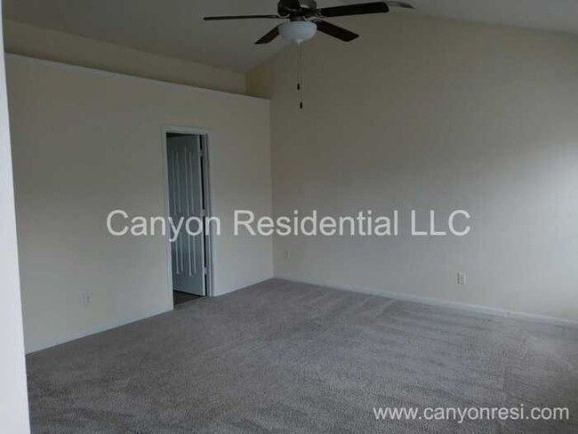 Building Photo - Beautiful, spacious 3-bedroom house with b...