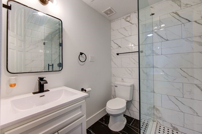 Building Photo - 19403 Lake Hollow Ln