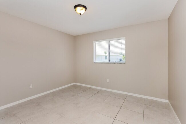 Building Photo - 2210 SE 15th St