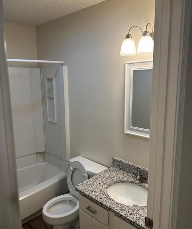 Building Photo - 2 Bed 2.5 Bath
