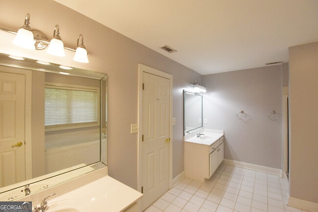 Building Photo - 204 Lenox Dr