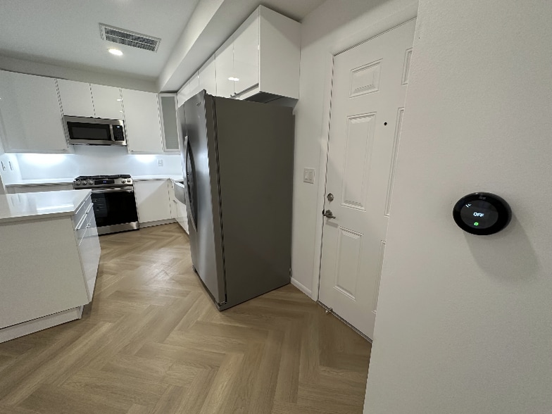 Building Photo - 1119 Poinsettia Dr