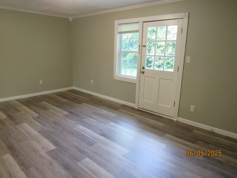 Building Photo - 2215 Macy Ave