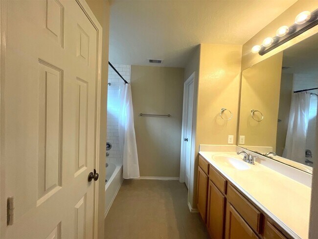 Building Photo - 20130 Breezy Oak Ct