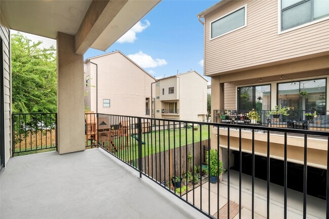 Building Photo - 808 Paige St