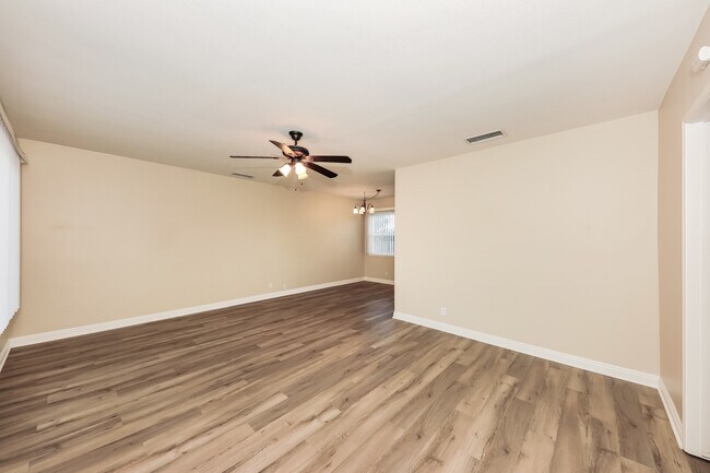 Building Photo - 4765 Sunnyside Dr