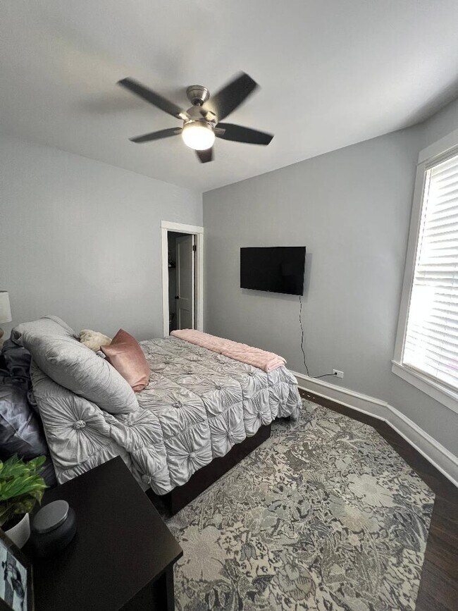 Building Photo - 3327 N Hamilton Ave