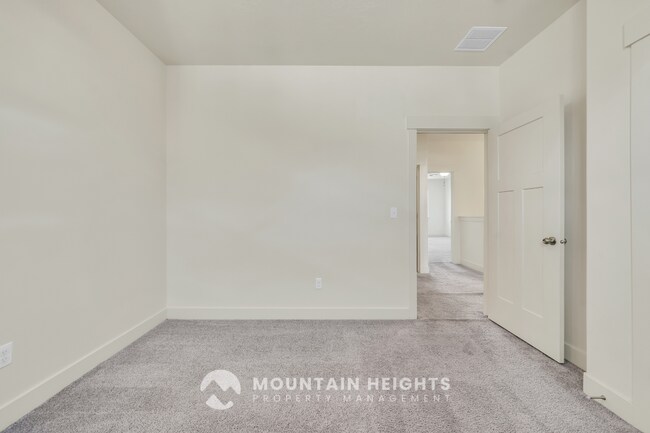 Building Photo - 607 Sawback Ln