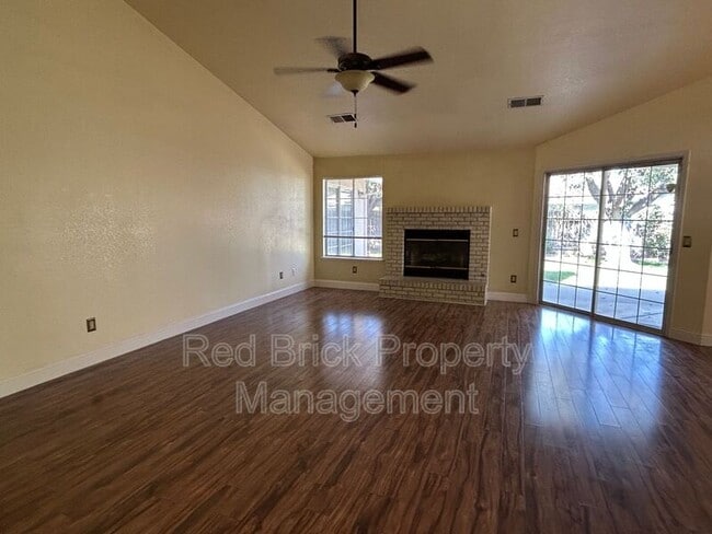 Building Photo - 1061 E Donna Dr
