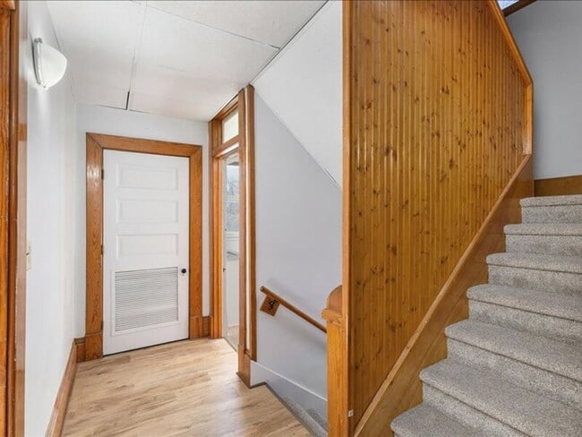 Building Photo - 520 1/2 W Bucyrus St- TOP FLOOR