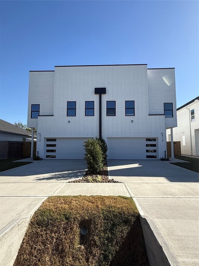 Building Photo - 10119 Grover Ln