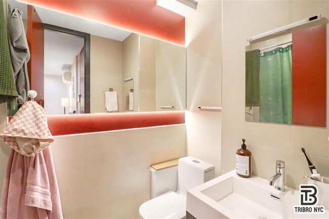 Building Photo - Hull Street