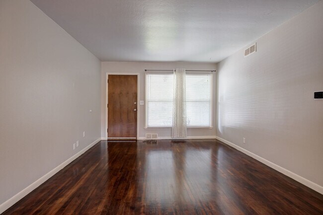 Building Photo - * * * $750 MOVE-IN SPECIAL!!! * * * Charmi...