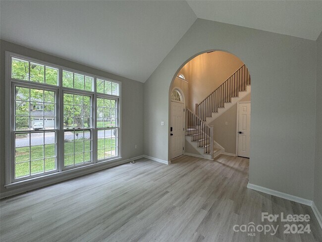 Building Photo - 129 Southhaven Dr