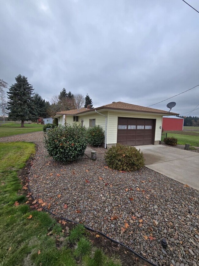 Building Photo - Pet Friendly 3 Bed / 2Bath Home with 2 Gar...