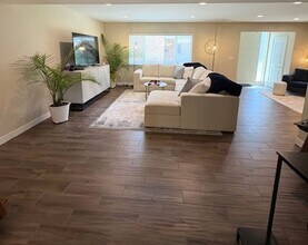 Building Photo - 3 Bedroom Townhome at Three Fountains in M...