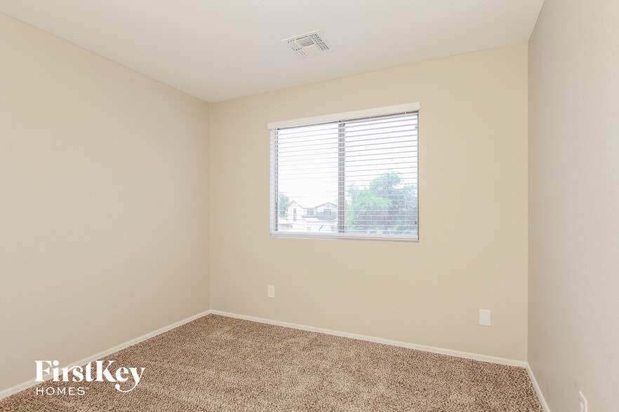 Building Photo - 4923 W Glass Ln