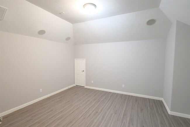 Building Photo - 6119 Lakenshire Falls Ln