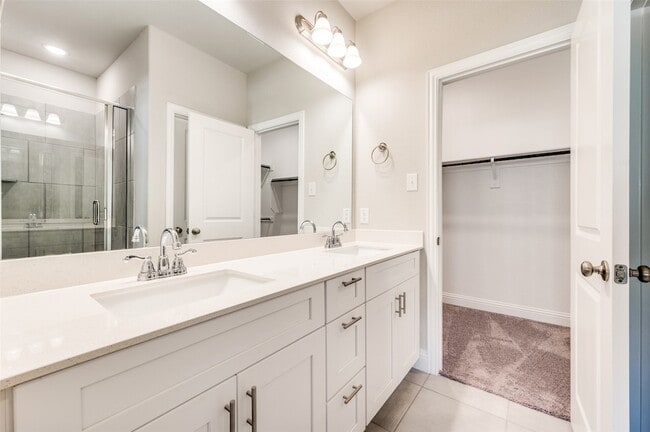 Building Photo - 6148 Blythe Dr