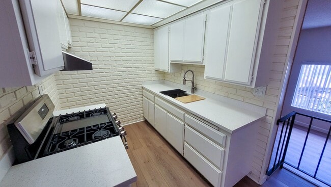 Building Photo - Remodeled Upstairs 2 Bed 2 Bath Condo with...