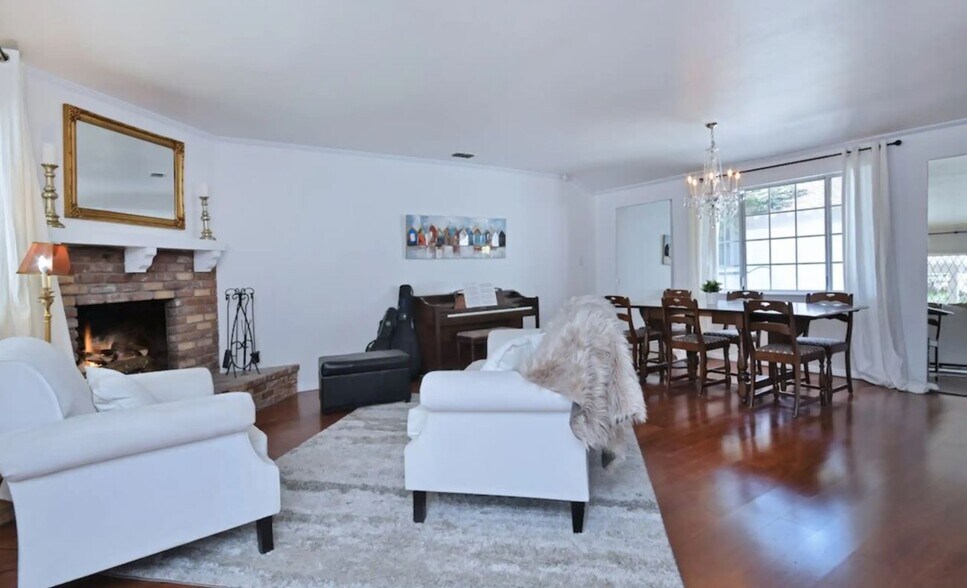 Living room - 10429 Wheatland Ave