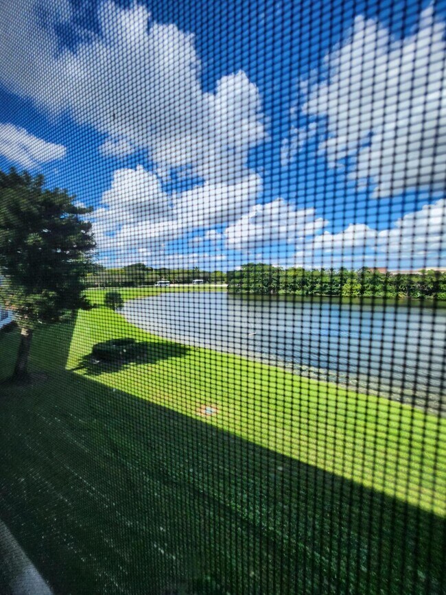 Building Photo - 3059 Ainslie Dr