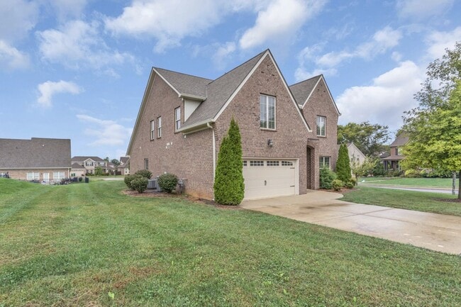 Building Photo - 4BR/3.5BA All-Brick Home Near Top Williams...