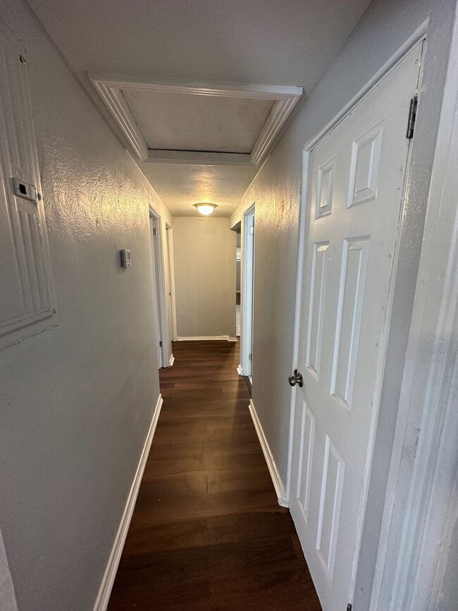 Building Photo - **Move in ready - 3/2 Renovated single family home