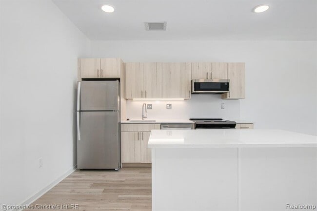 Building Photo - 7410 Kercheval Ave