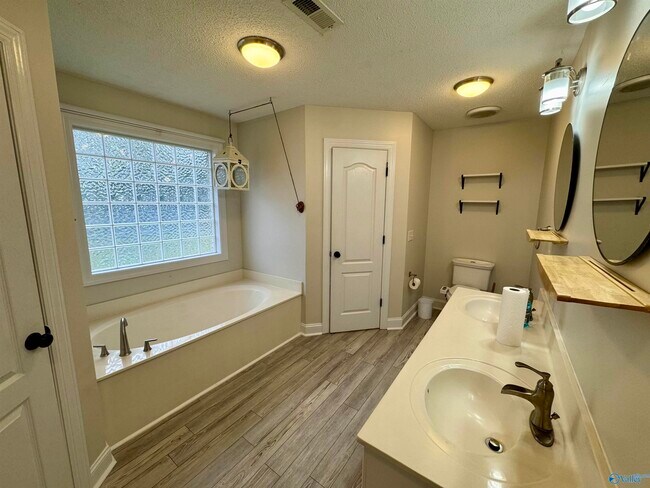 Building Photo - 113 Edgebrook Dr