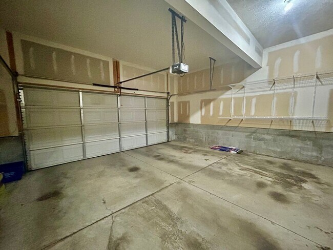 Building Photo - Large 4 Bed, 2.5 bath in Lexington!