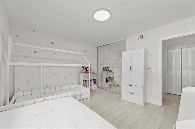 Building Photo - 6061 Balboa Cir