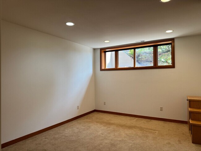 Building Photo - 9600 Hilltop Rd