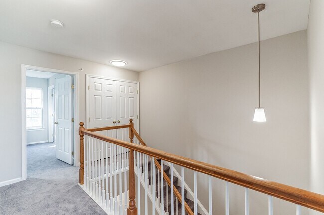 Building Photo - 487 Fort Hill Cir