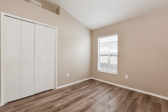 Building Photo - 1121 Shoshanna Dr