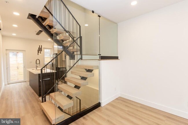 Building Photo - 1544 N Darien St