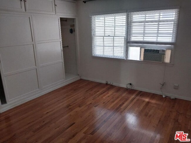 Building Photo - 8559 Holloway Dr